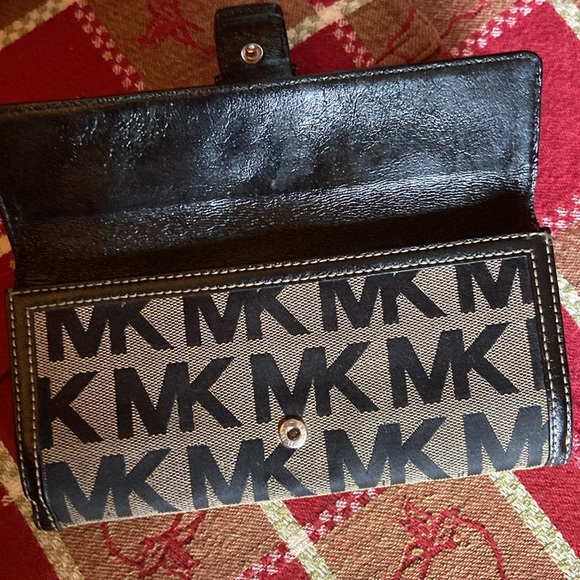 Vintage Michael Kors wallet four pocket  buckle snap - Picture 10 of 15
